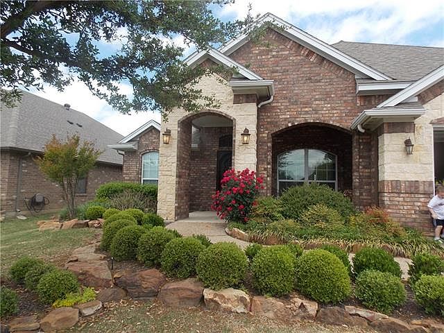 1st image of 816 Willow Wood Dr