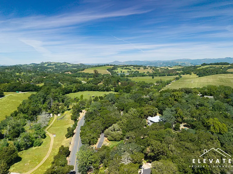 9400 Chalk Hill Rd — Photo 54