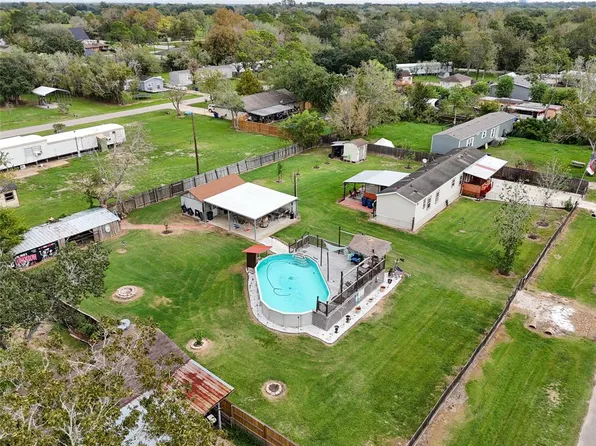 118 Climber Street, Jones Creek, TX 77541