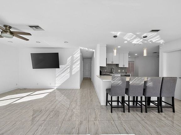 4th image of 517 NW 52nd St