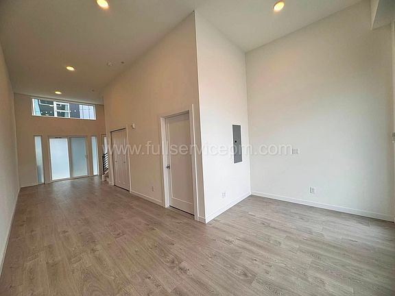 3rd image of 11208 Pinehurst Way NE