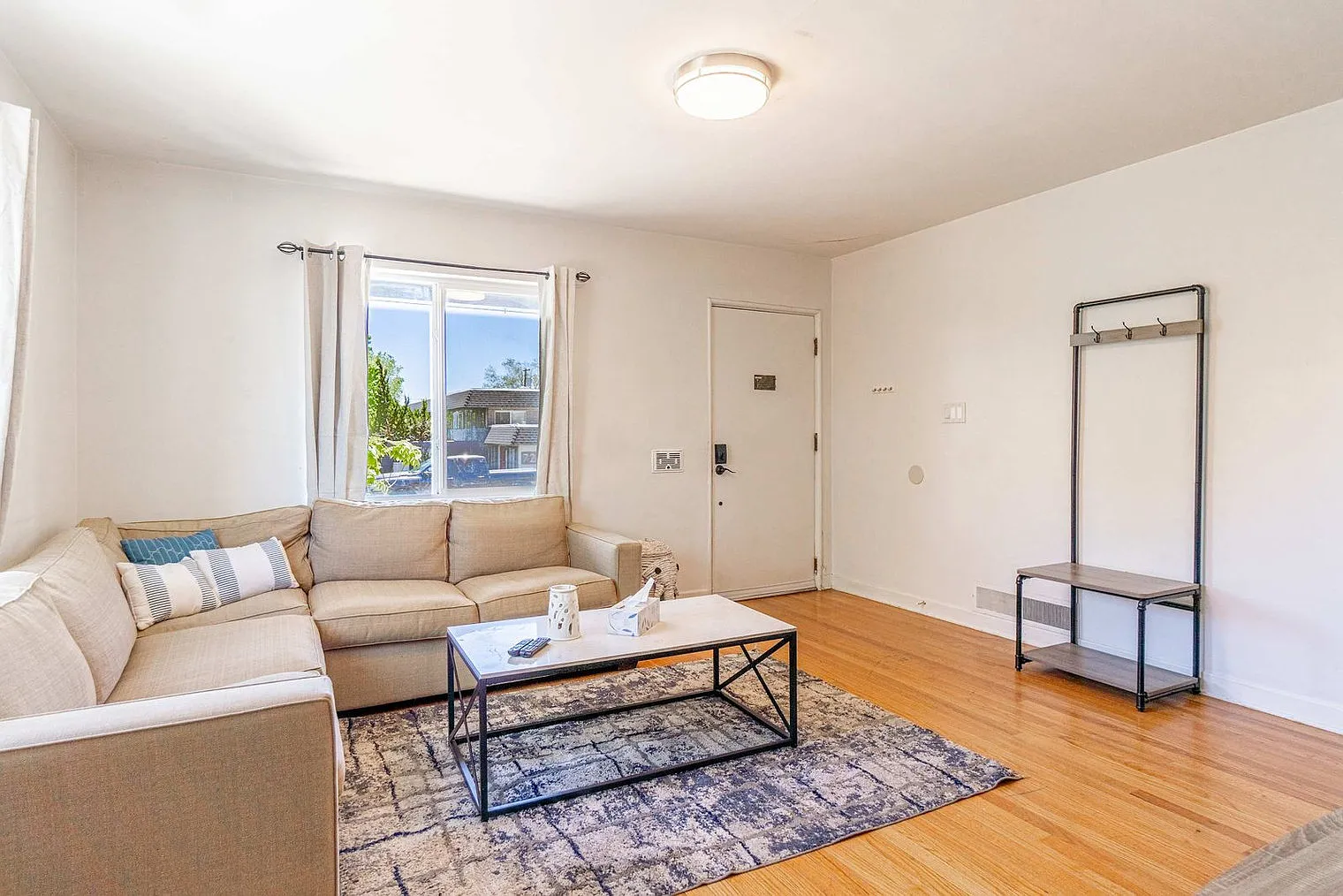 2 bed, 1.0 bath, 979 sqft, $4,412 — Photo 1