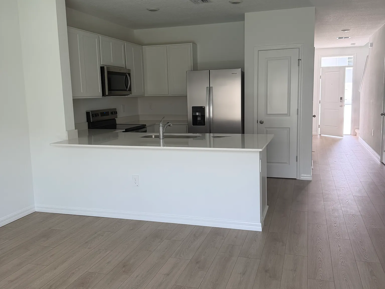 3 bed, 2.5 bath, 1463 sqft, $2,100 — Photo 3