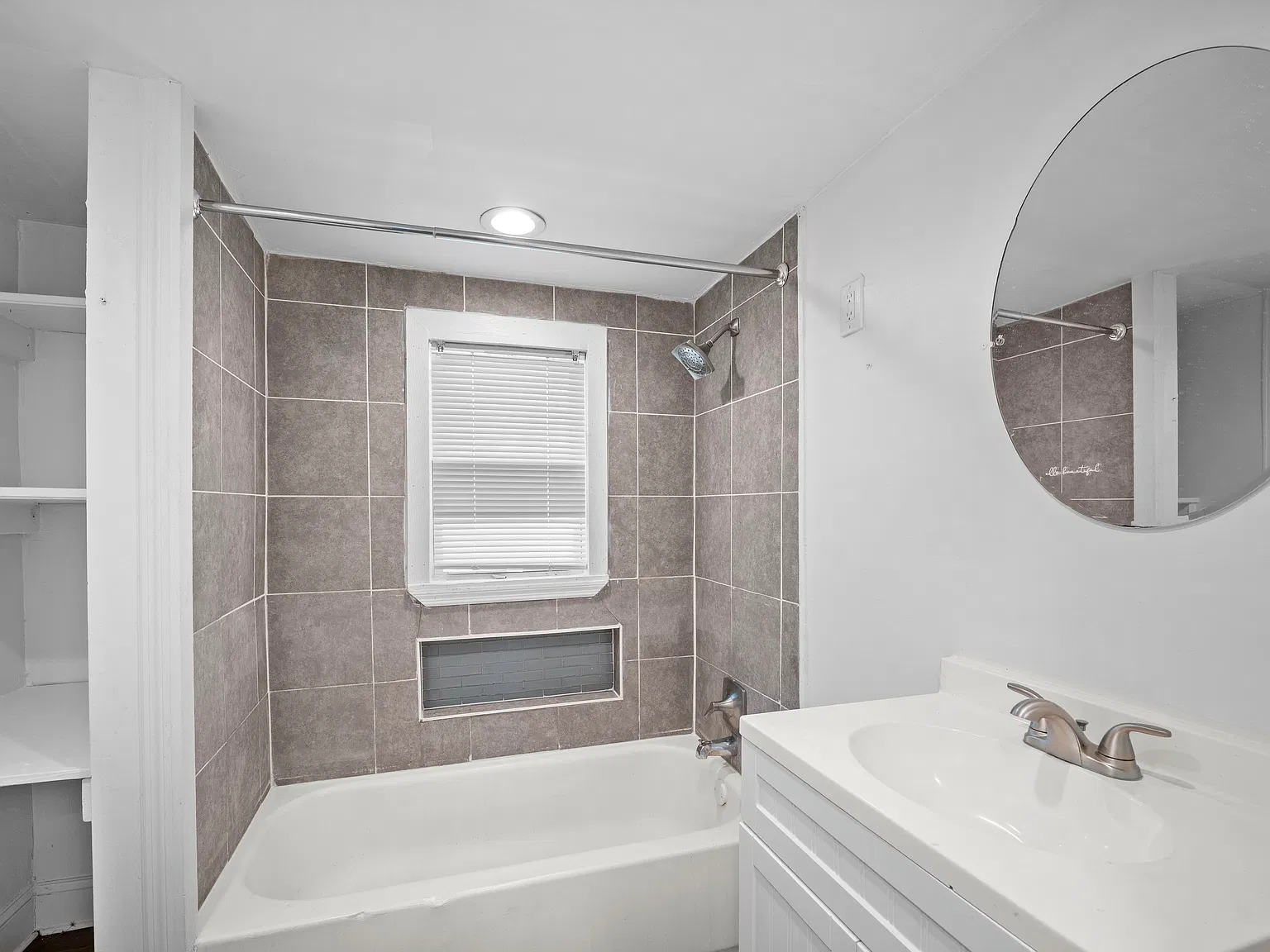 2 bed, 923 sqft, $1,275 — Photo 1