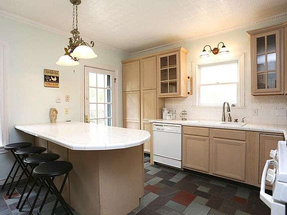 3rd image of 3306 Parkwood Dr
