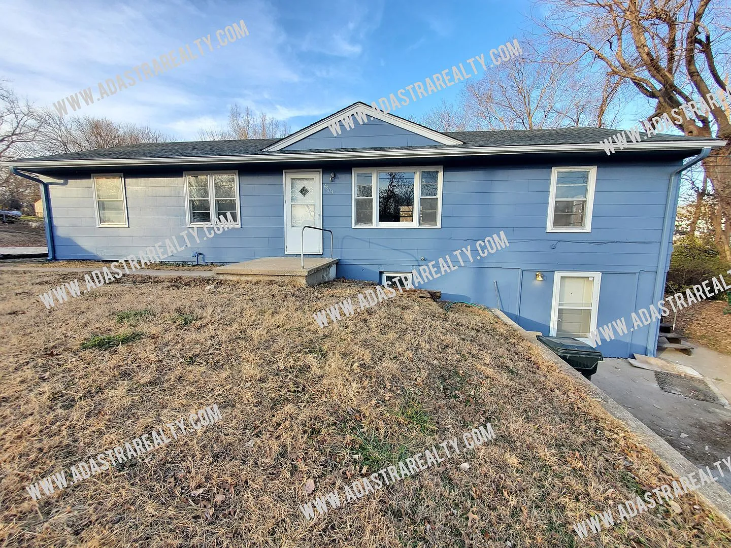 Completely Remodeled and Updated 6 Bedroom/3 Bath House in North KC Available in AUGUST!! — Photo 2