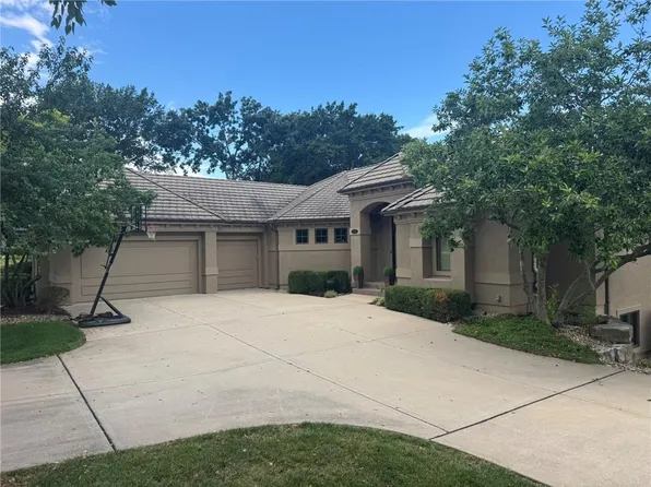 138 S Shore Dr, Lake Winnebago, MO 64034