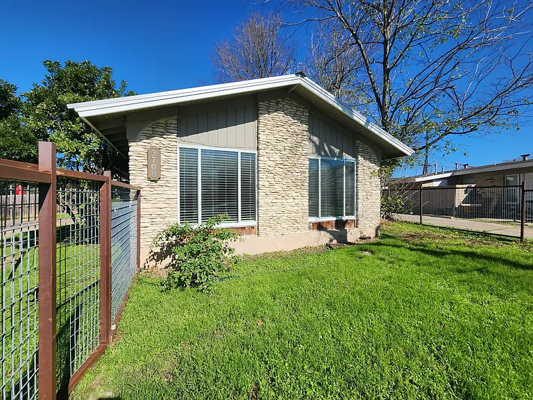 2708 Saint Edwards Cir #B — Photo 2