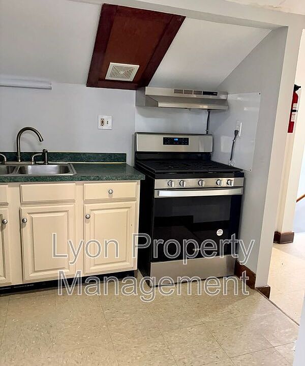 1st image of 262 Illinois St APT 3