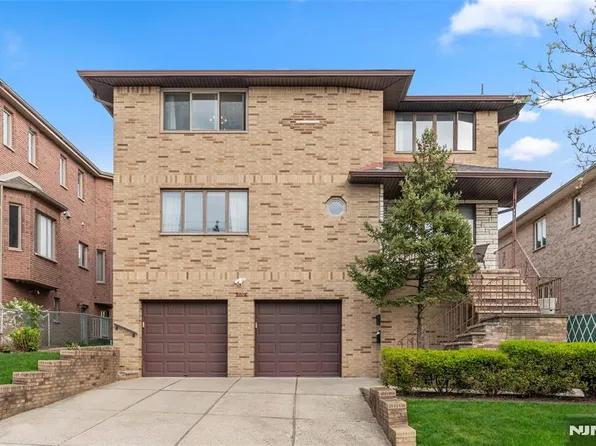 220 8th St, Palisades Park, NJ 07650