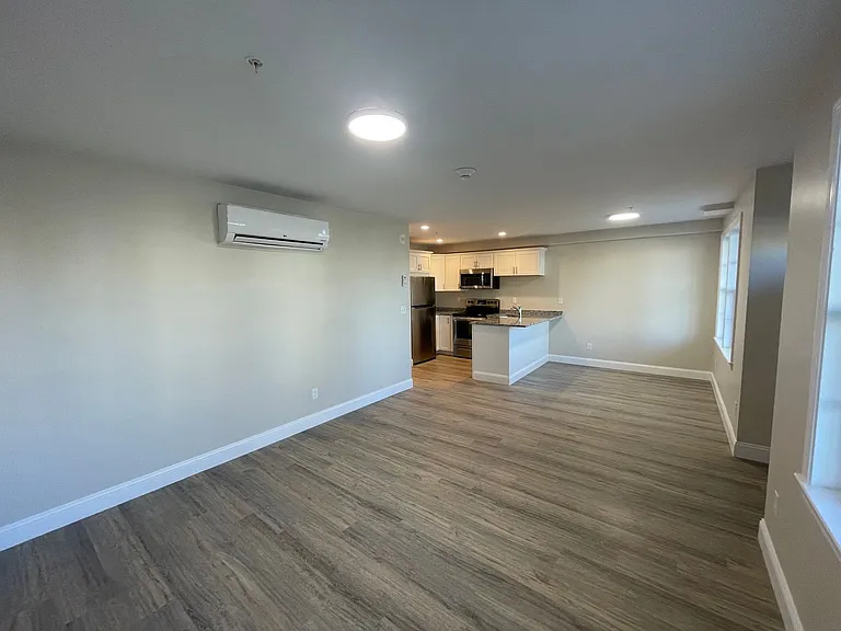 129 Kenoza Ave — Photo 7