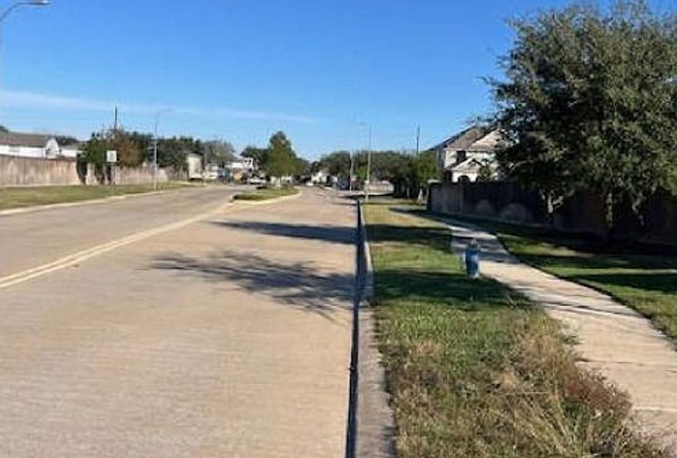Exterior Neighborhood (street photo)