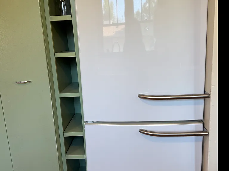 Matching retro-styled General Electric refrigerator