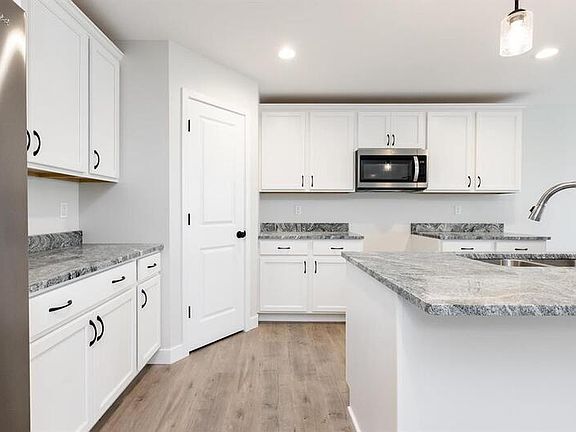 5th image of 818 Applewood Creek Dr