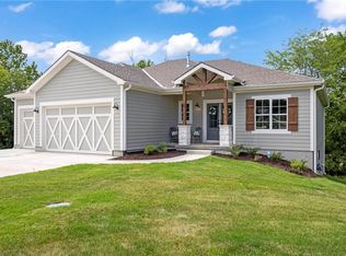 818 Evergreen St, Basehor, KS 66007