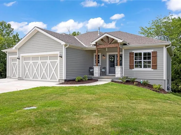 818 Evergreen St, Basehor, KS 66007