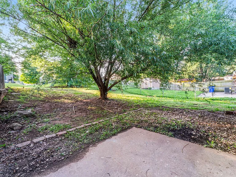 1322 N Harvey Dr — Photo 31