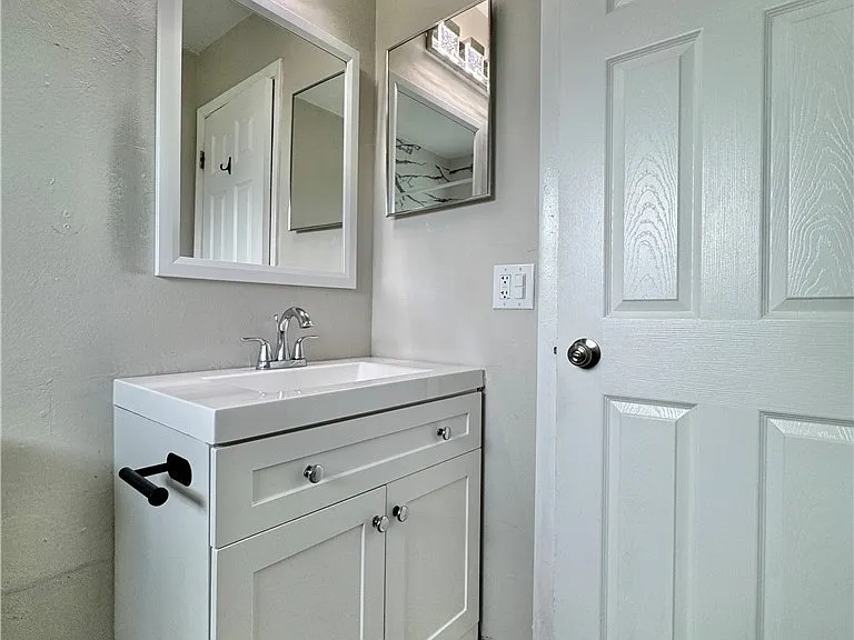 142 Harry Ave S — Photo 17