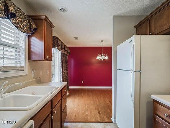 3rd image of 1809 Lakeview Dr