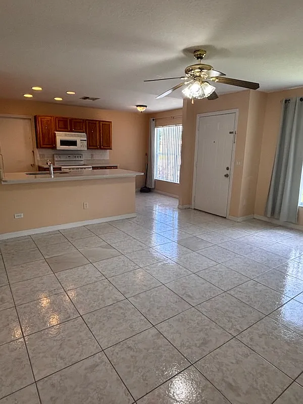 3 bed, 1072 sqft, $1,600 — Photo 2