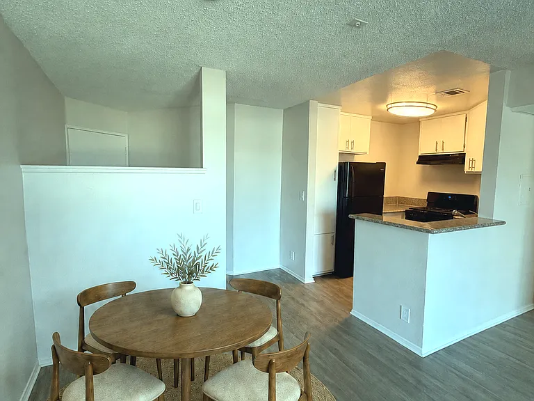IMT 14227 Vanowen — Photo 9