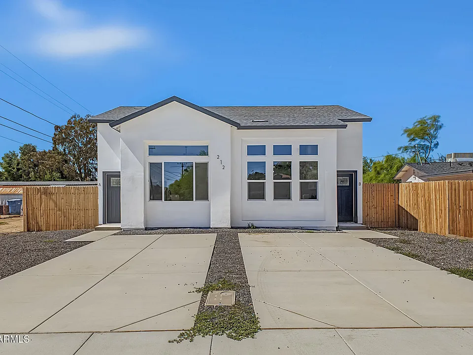 212 2nd Ave E #B