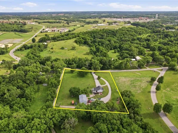 964 N 5th Hwy, Lansing, KS 66043