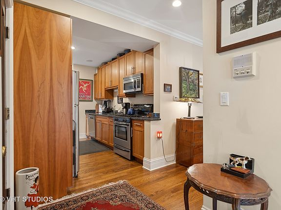 3rd image of 1431 W Elmdale Ave APT 1B