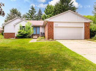 2226 Warrington Rd, Rochester Hills, MI 48307