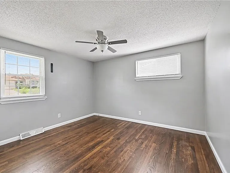 5215 NE 60th Ter — Photo 14
