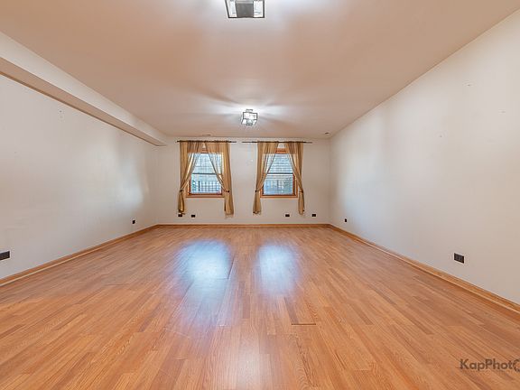 3rd image of 519 S Maplewood Ave