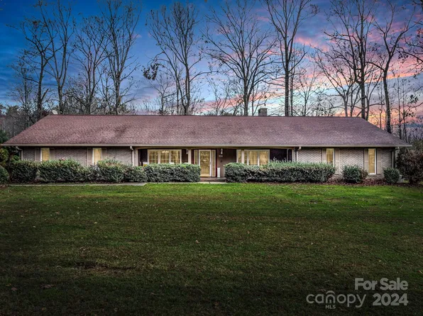 224 Sherwood Ln, Hendersonville, NC 28791