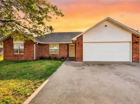 703 Ditmars Rd, Prairie Grove, AR 72753