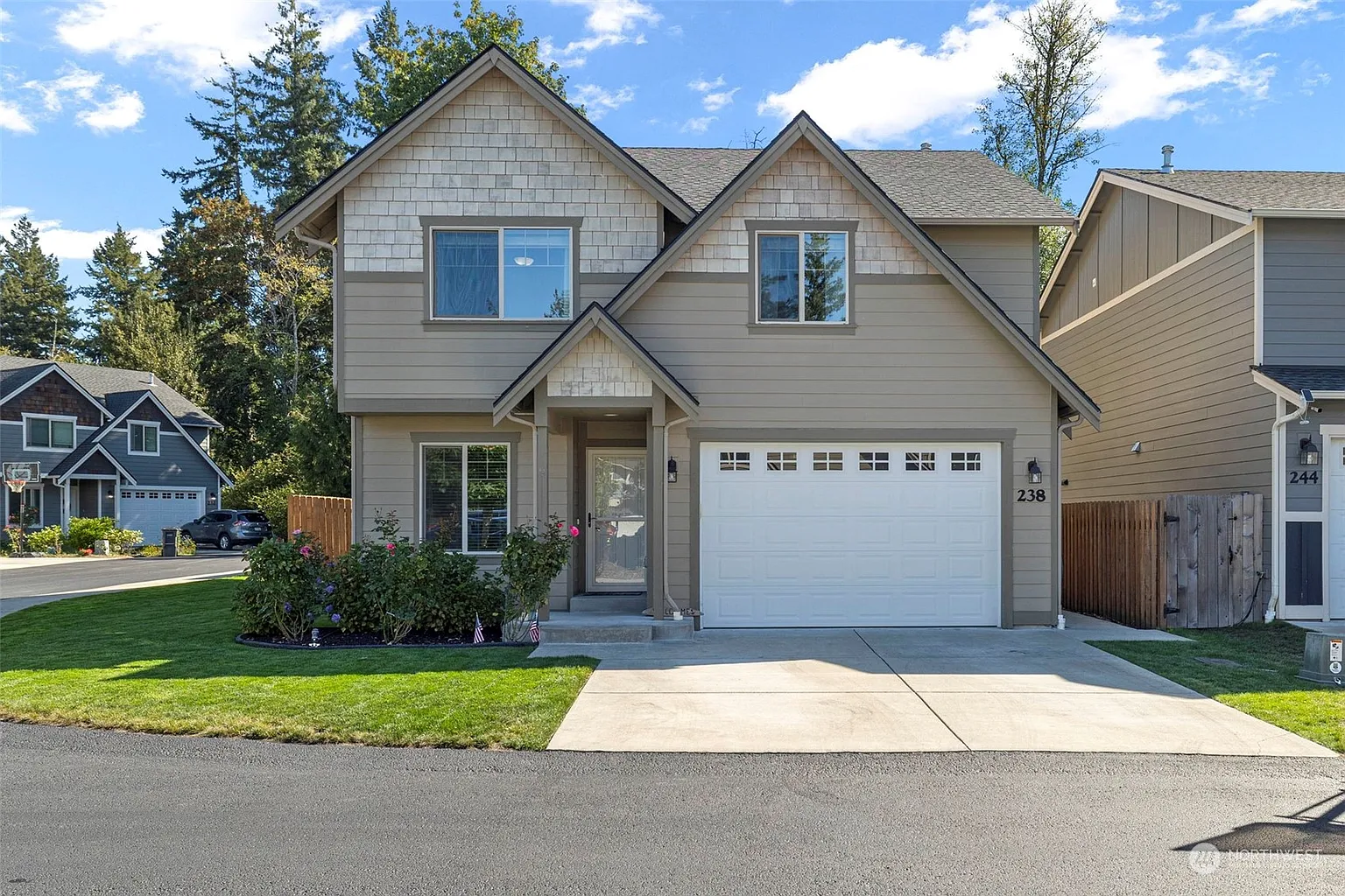 238 NE Tronson Circle photo 1