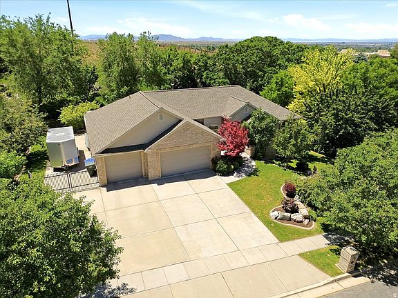 3rd image of 1561 Lakeview Way