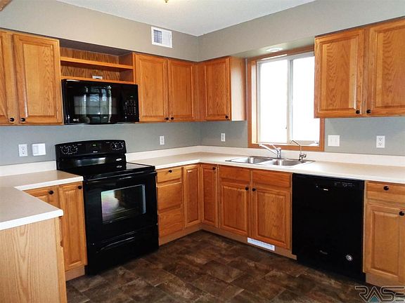 5th image of 212 Pine Dr