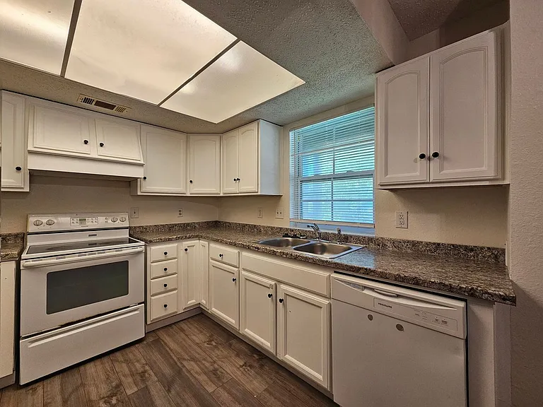 1208 Preswick Cir — Photo 3