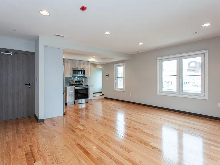 2553 Montrose St #DD — Photo 4