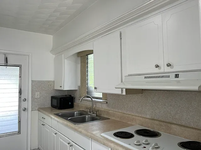 2210 N 57th Ave — Photo 5
