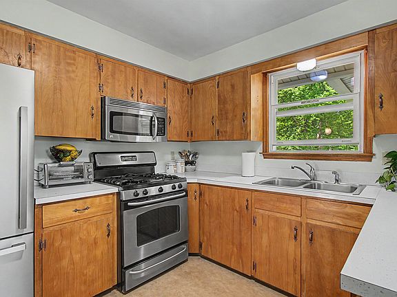 3rd image of 16 Colbert Street