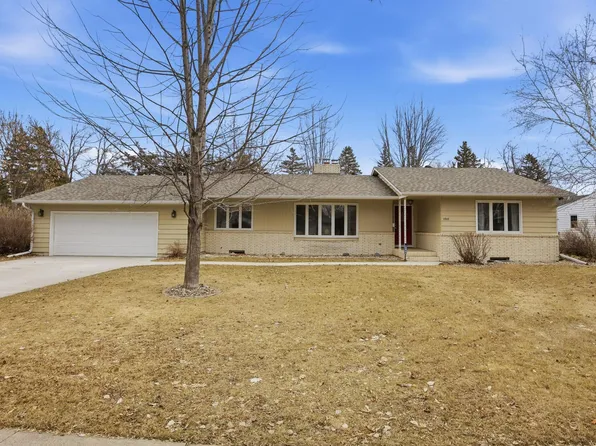 2708 11th St S, Fargo, ND 58103