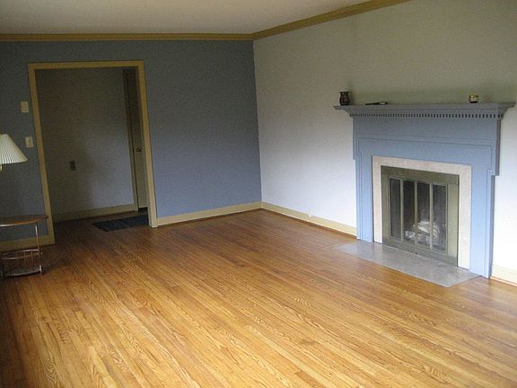 Living Room
						:
						Note Crown Moulding