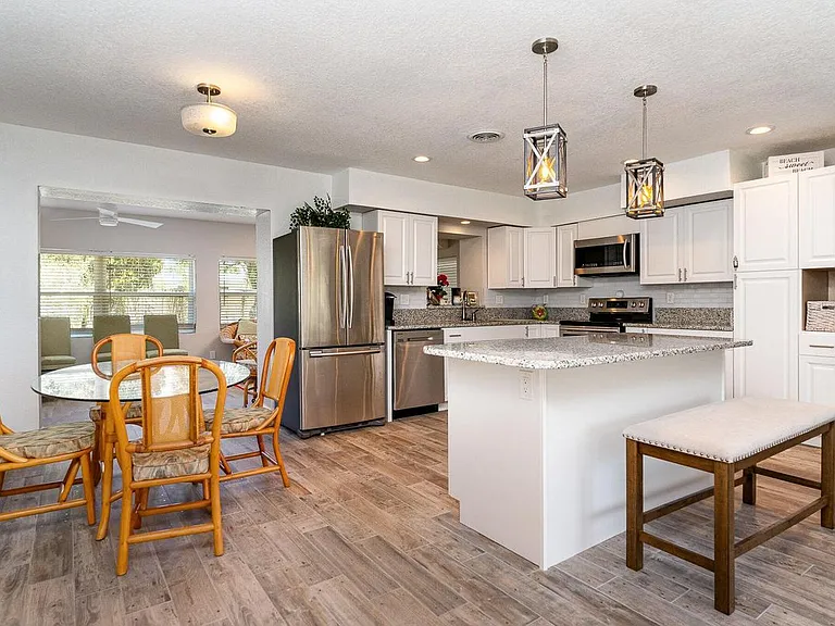 1052 Pine Tree Dr — Photo 9