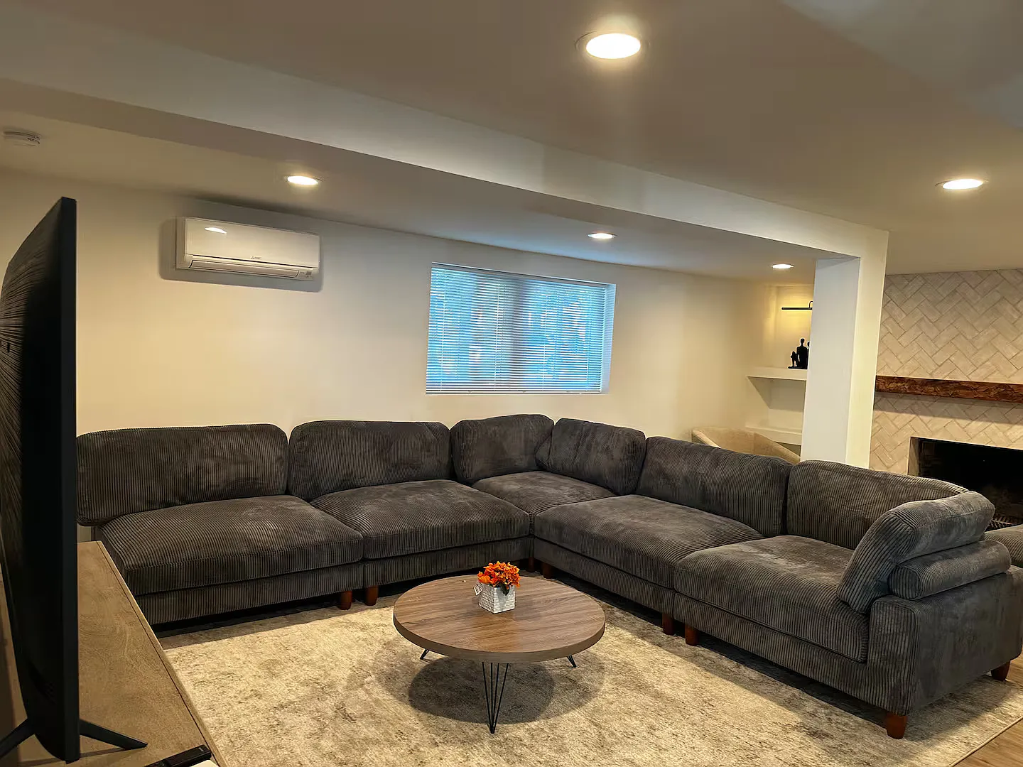 2 bed, 1343 sqft, $3,720 — Photo 4