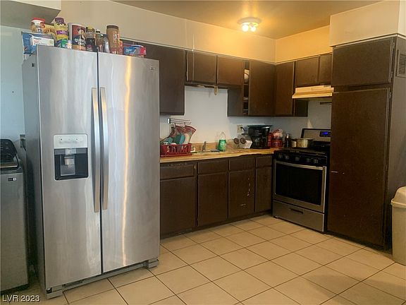 3rd image of 1000 W Bartlett Ave