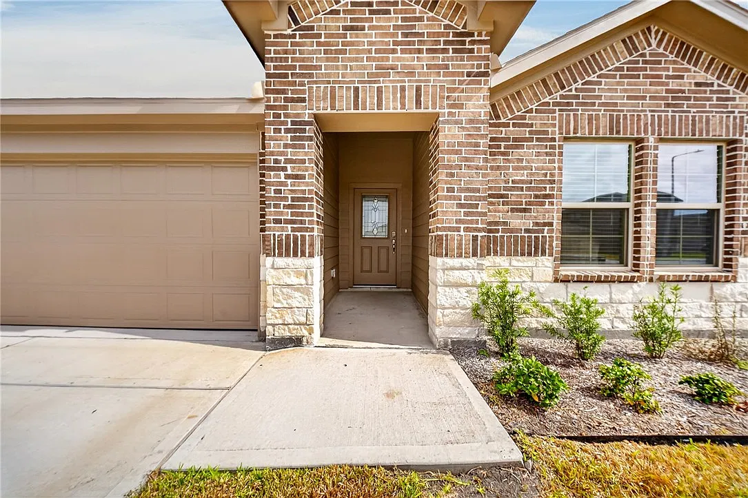 4 bed, 2.0 bath, 1781 sqft, $2,495 — Photo 2
