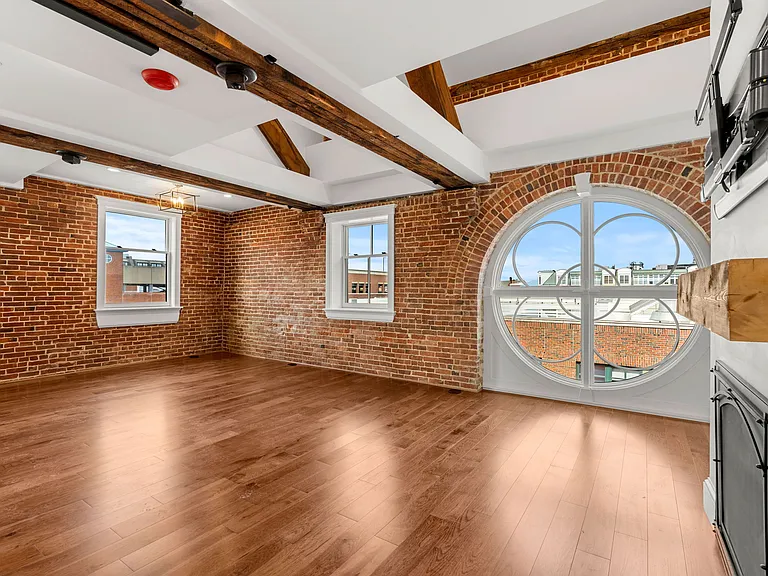 Living Room with 18' Vaulted Ceilings