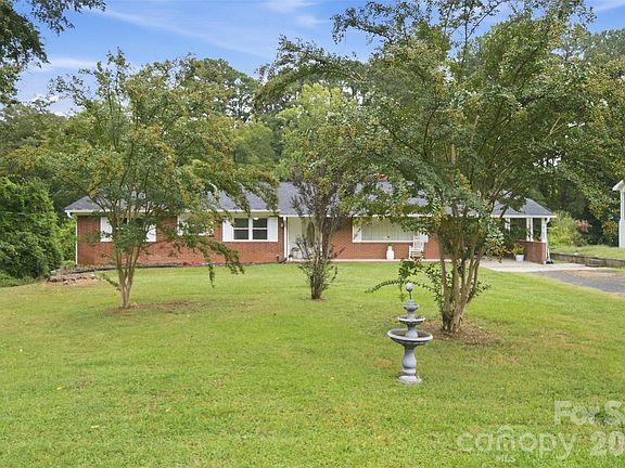 2nd image of 914 Springdale Ln
