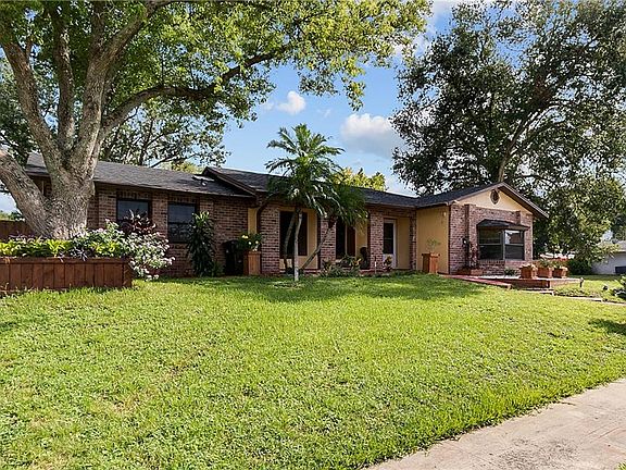 3rd image of 1201 Oakwood Ln