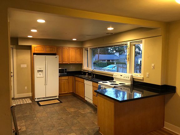 5th image of 9827 NE 14th St